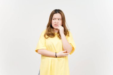 Korkmuş, gergin ve beyaz tenli sarı tişört giyen güzel Asyalı kadının tırnaklarını yiyor.