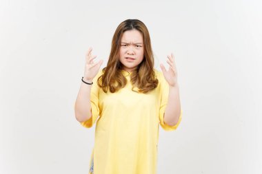 Güzel Asyalı Kadın 'ın kızgın jesti. Beyaz arka planda izole edilmiş sarı tişört giyiyor.