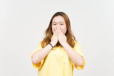 Ağız kaplayan ve gülen güzel Asyalı kadın. Beyaz tişörtlü, sarı tişörtlü.