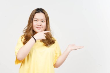 Sarı tişört giyen Asyalı Güzel Kadın Açık Avuç 'ta Ürünleri Gösterme ve Sunma