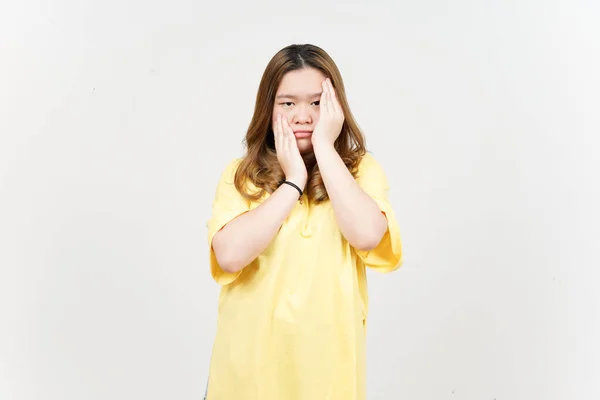 Beyaz Tenli Sarı Tişört Giyen Güzel Asyalı Kadının Sıkıcı Jest — Stok fotoğraf