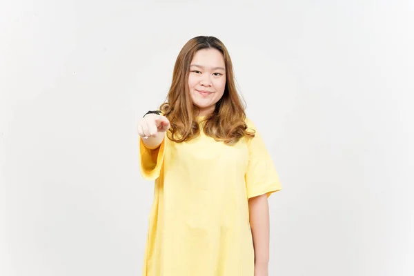 Seni Işaret Eden Beyaz Tenli Sarı Tişört Giyen Güzel Asyalı — Stok fotoğraf