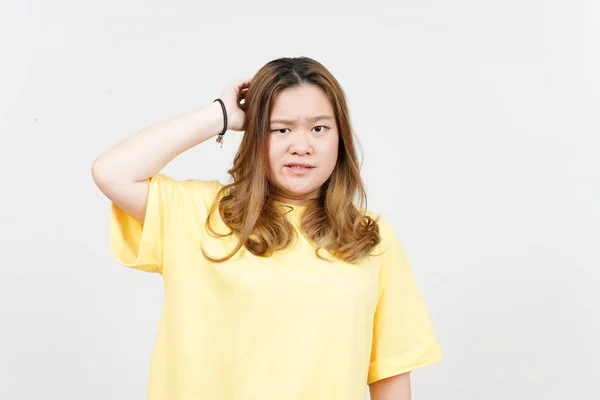 Beyaz Arka Planda Izole Edilmiş Sarı Tişört Giyen Güzel Asyalı — Stok fotoğraf