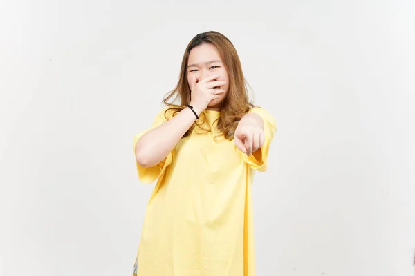 Beyaz Tişörtlü Sarı Giysili Güzel Bir Asyalı Kadının Kameraya Bakıp — Stok fotoğraf