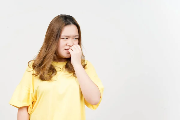 Korkmuş Gergin Beyaz Tenli Sarı Tişört Giyen Güzel Asyalı Kadının — Stok fotoğraf