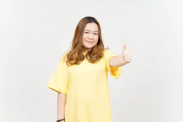 Beyaz Tişörtlü Sarı Giysili Güzel Asyalı Kadının Gülümsemesi Baş Parmağını — Stok fotoğraf