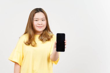 Sarı tişört giyen Asyalı Güzel Kadın 'ın Boş Ekran Telefonundaki Uygulamalar ya da İlanlar Gösteriliyor