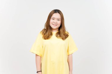 Gülümseyen ve güzel Asyalı kadının kameraya bakan sarı tişörtlü beyaz