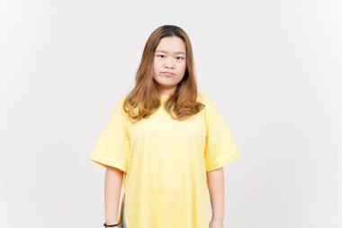 Beyaz arka planda izole edilmiş sarı tişört giyen güzel Asyalı kadının kızgın yüz ifadesi.