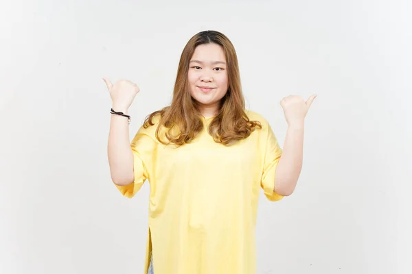 Sarı Tişört Giyen Güzel Asyalı Kadın Başparmaklarıyla Ürün Göstermek Göstermek — Stok fotoğraf