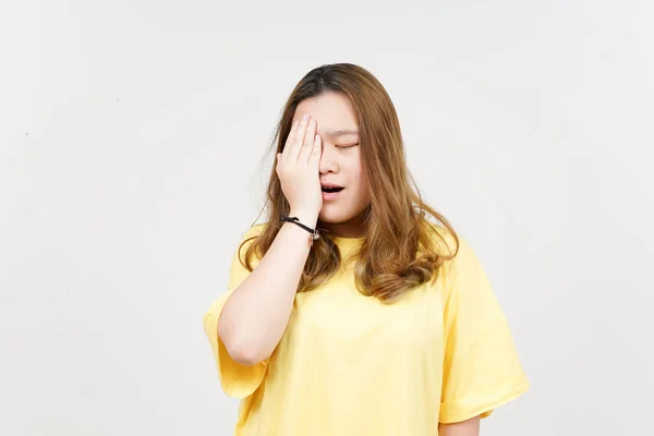 Utrpení Bolesti Hlavy Krásné Asijské Ženy Sobě Žluté Tričko Izolované — Stock fotografie