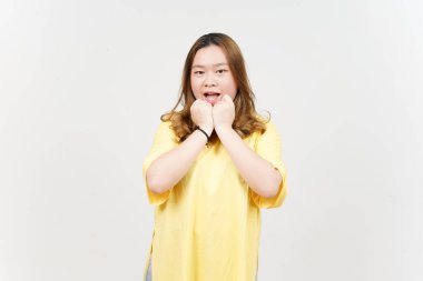 Beyaz arka planda izole edilmiş sarı tişört giyen güzel Asyalı kadının yüzü.