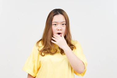 Beyaz arka planda izole edilmiş sarı tişört giyen güzel Asyalı kadının yüzü.