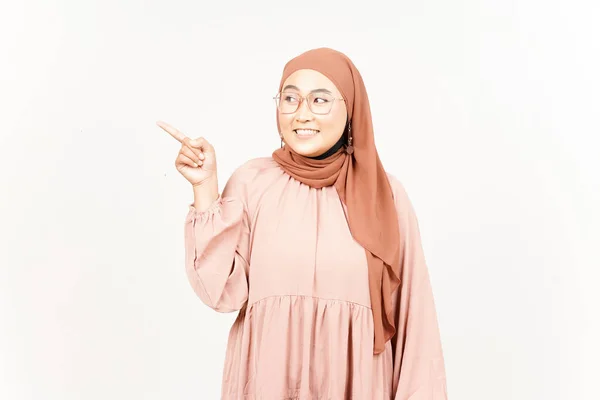 Showing Product Pointing Side Beautiful Asian Woman Wearing Hijab Isolated — 스톡 사진