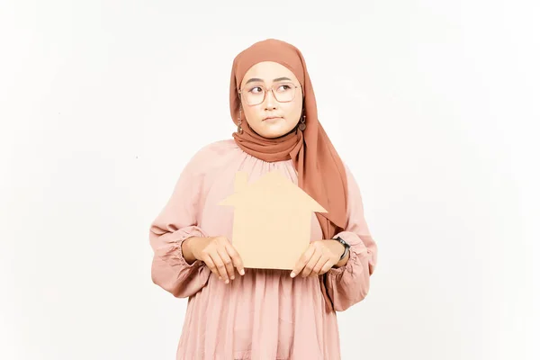 Pensando Tenendo Ritaglio Casa Bella Asiatico Donna Indossare Hijab Isolato — Foto Stock