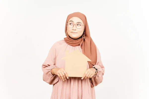 Pensando Segurando Recorte Casa Bela Mulher Asiática Vestindo Hijab Isolado — Fotografia de Stock