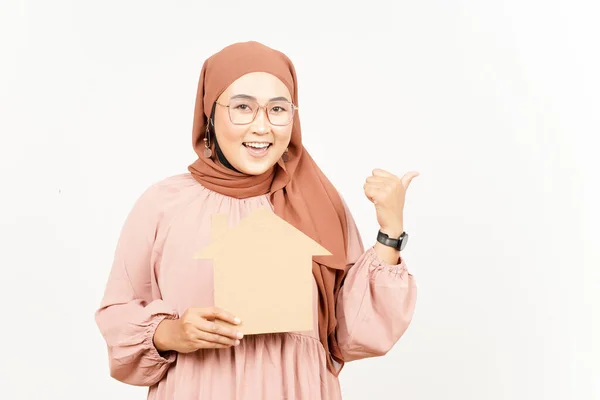 Señalando Lado Celebración Recorte Casa Hermosa Mujer Asiática Con Hijab —  Fotos de Stock