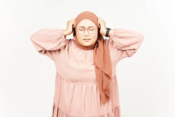白い背景に隔離されたヒジャブを身に着けている美しいアジア人女性の頭痛の種 — ストック写真