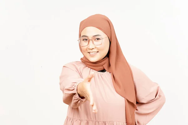 Ofreciendo Shake Mano Hermosa Mujer Asiática Con Hijab Aislado Sobre —  Fotos de Stock