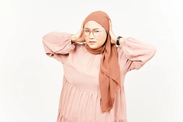 Tengo Dolor Cabeza Gesto Hermosa Mujer Asiática Usando Hijab Aislado — Foto de Stock