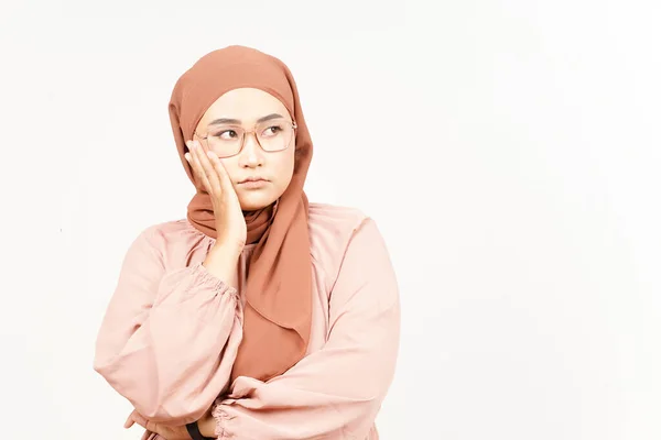 美丽的亚洲女人穿着Hijab与白种人隔离的疲惫与愤怒的姿态 — 图库照片