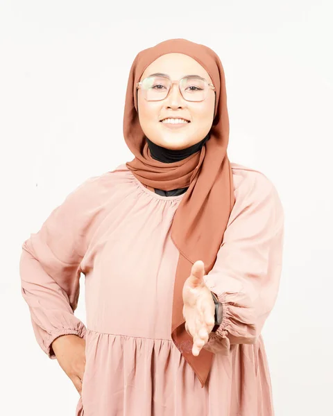 Shake Hand Der Schönen Asiatischen Frau Tragen Hijab Isoliert Auf — Stockfoto