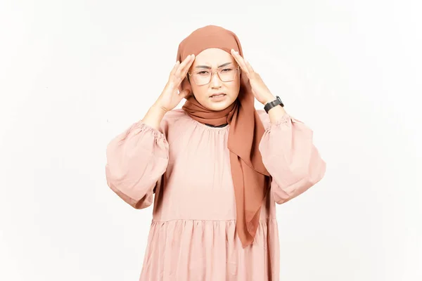 Habe Kopfschmerzen Geste Der Schönen Asiatischen Frau Tragen Hijab Isoliert — Stockfoto