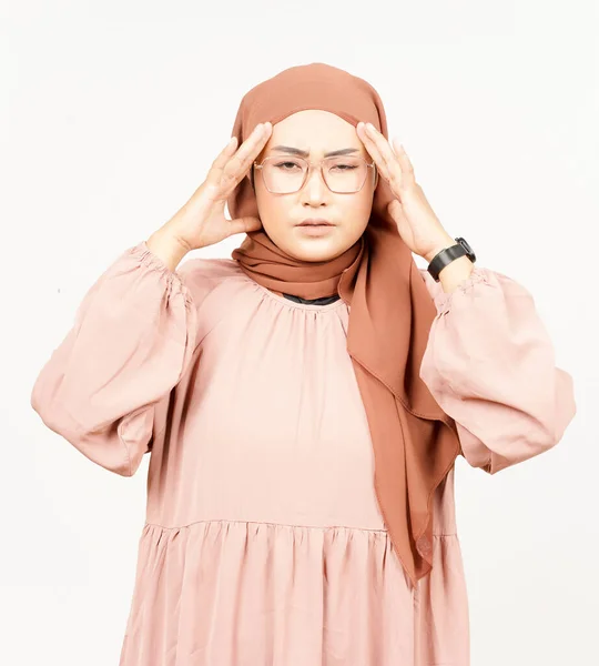 Tem Dor Cabeça Gestos Bela Ásia Mulher Vestindo Hijab Isolado — Fotografia de Stock