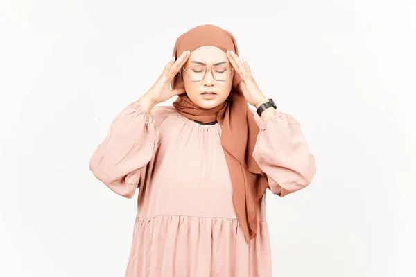 白い背景に隔離されたヒジャブを身に着けている美しいアジア人女性の頭痛の種 — ストック写真