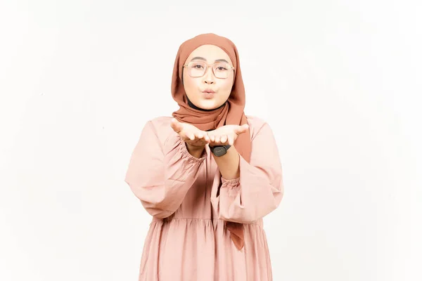 Ciuman Hembusan Wanita Asia Yang Cantik Memakai Hijab Terisolasi Latar — Stok Foto