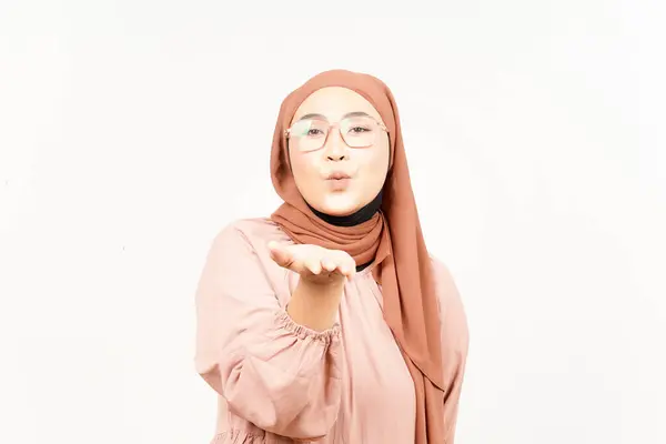 Blazen Kus Van Mooie Aziatische Vrouw Dragen Hidjab Geïsoleerd Witte — Stockfoto