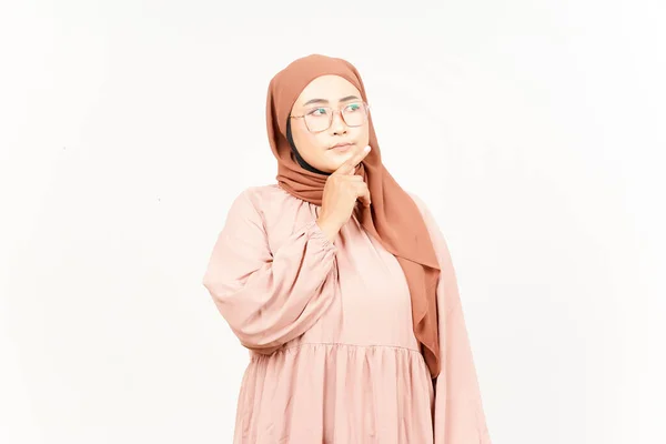 Pensando Gesto Bela Mulher Asiática Vestindo Hijab Isolado Fundo Branco — Fotografia de Stock