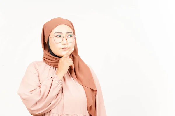 Myšlenka Gesto Krásné Asijské Ženy Sobě Hidžáb Izolované Bílém Pozadí — Stock fotografie