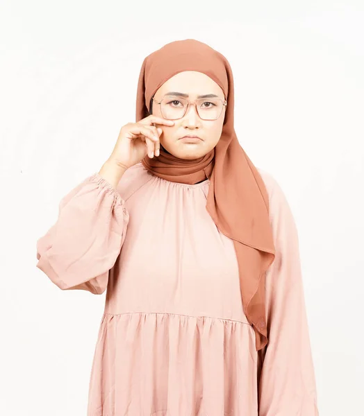 Grito Triste Gestos Bela Mulher Asiática Vestindo Hijab Isolado Fundo — Fotografia de Stock