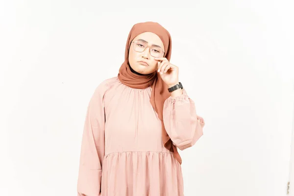 Grido Triste Gesto Bella Asiatica Donna Indossare Hijab Isolato Sfondo — Foto Stock