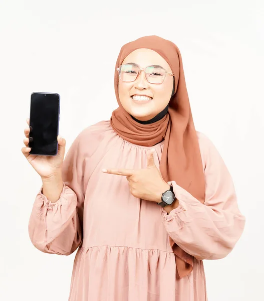白に隔離されたヒジャーブを身に着けている美しいアジアの女性のブランクスクリーンスマートフォンでアプリを表示 — ストック写真