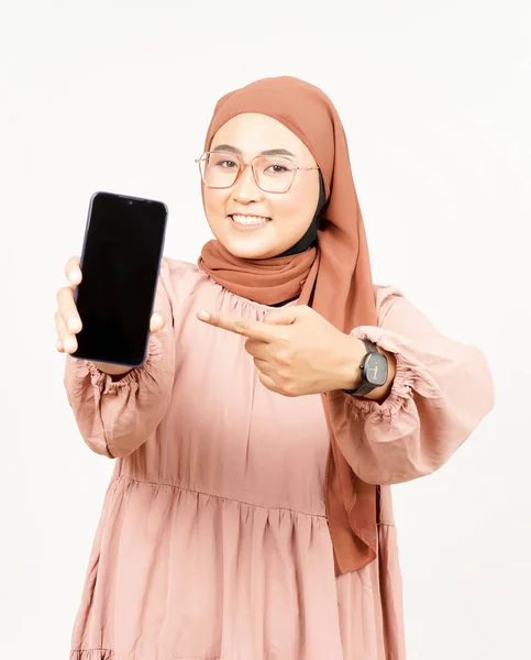 Показаны Приложения Пустом Экране Смартфон Красивой Азиатки Носящей Хиджаб Изолированный — стоковое фото
