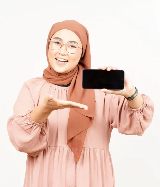 Mostrando Aplicaciones Pantalla Blanco Smartphone Hermosa Mujer Asiática Con Hijab —  Fotos de Stock