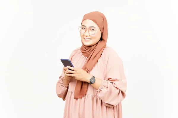 Sosteniendo Smartphone Hermosa Mujer Asiática Usando Hijab Aislado Sobre Fondo —  Fotos de Stock