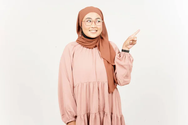 Showing Product Pointing Side Beautiful Asian Woman Wearing Hijab Isolated — Stockfoto