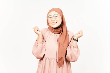 Evet, beyaz arka planda başörtüsü takan güzel Asyalı kadının kutlama jesti.