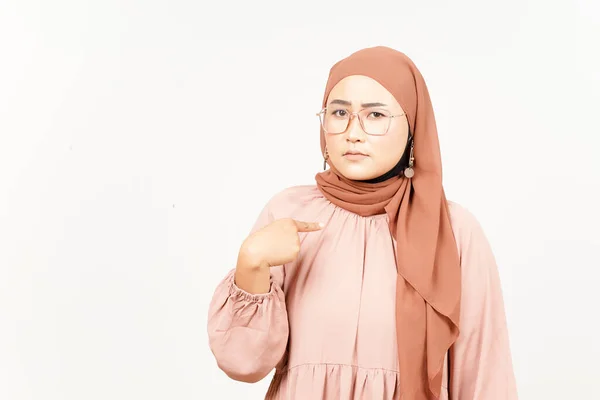 Você Culpa Conceito Bela Mulher Asiática Vestindo Hijab Isolado Fundo — Fotografia de Stock