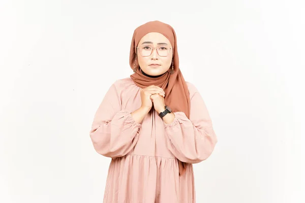 Implorando Gesto Della Bella Donna Asiatica Che Indossa Hijab Isolato — Foto Stock