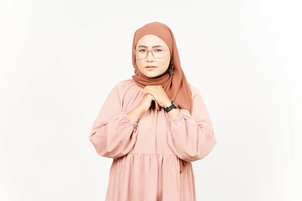 Bettelgeste Der Schönen Asiatischen Frau Mit Hijab Isoliert Auf Weißem — Stockfoto