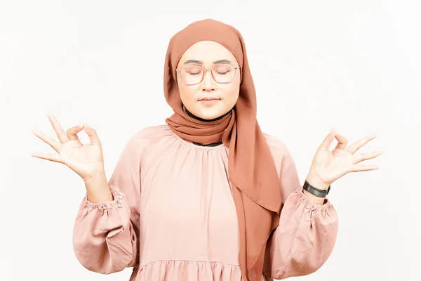 Gesto Meditazione Bella Donna Asiatica Che Indossa Hijab Isolato Sfondo — Foto Stock