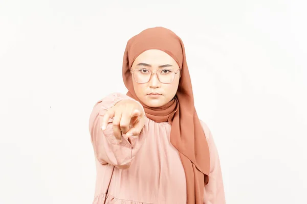 Beyaz Arka Planda Tesettürlü Güzel Bir Asyalı Kadına Kızgın Işaret — Stok fotoğraf