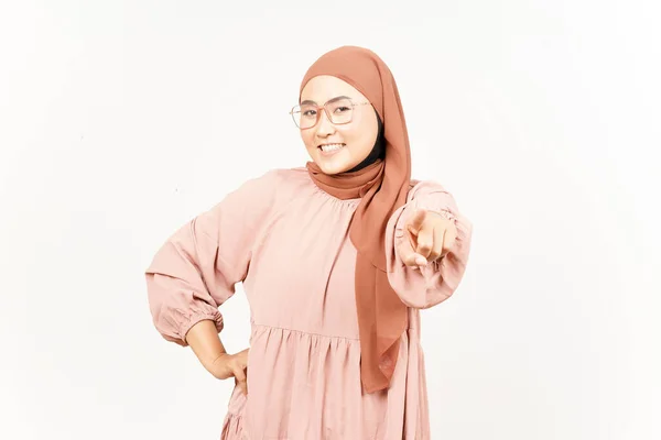 Sorridente Indicando Fotocamera Della Bella Donna Asiatica Che Indossa Hijab — Foto Stock