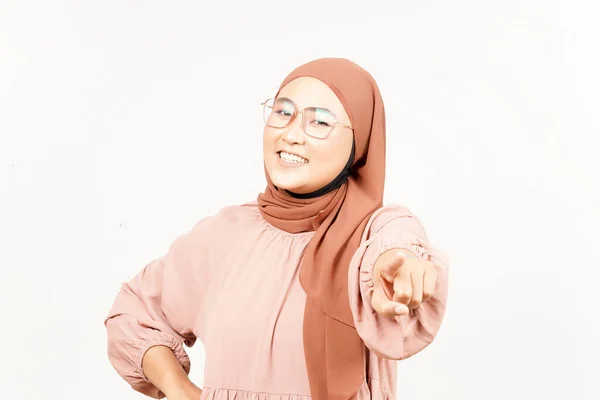 Sorrindo Apontando Para Câmera Bela Mulher Asiática Vestindo Hijab Isolado — Fotografia de Stock