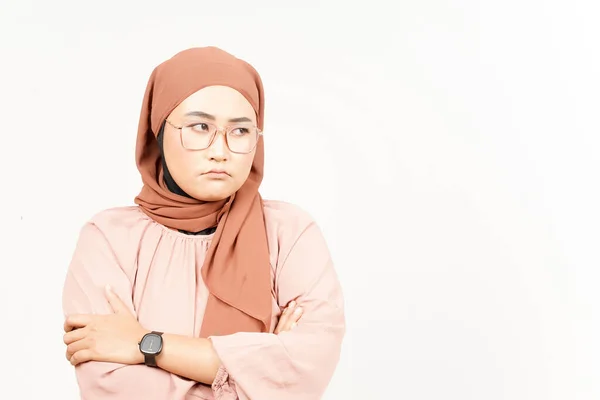 Грустный Вид Расстроен Дуется Хмурится Красивую Азиатку Носящую Хиджаб Изолированный — стоковое фото