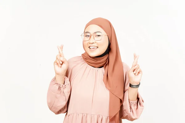 Показывая Счастливый Палец Красивой Азиатской Женщины Носящей Хиджаб Изолированный Белом — стоковое фото